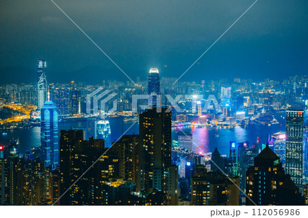 青い香港の夜景 112056986