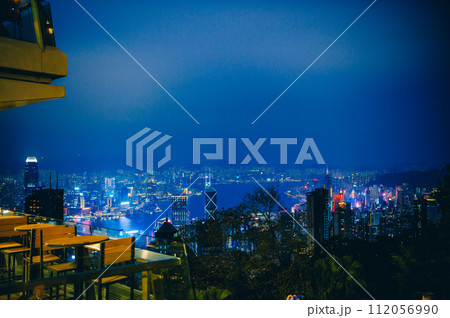 青い香港の夜景 112056990