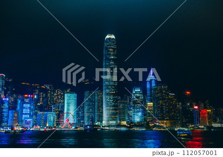 青い香港の夜景 112057001