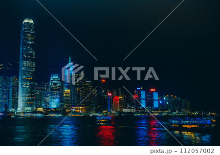 青い香港の夜景 112057002