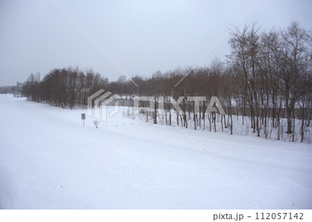 石狩川付近の堤防から映した冬の旭川《北海道・旭川》 112057142