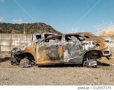 車両火災で黒焦げになった廃車 車両火災で黒焦げになった廃車 112057175