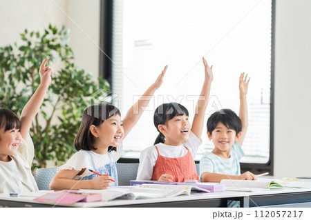 学習塾で勉強をする小学生の男の子と女の子。 112057217