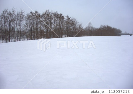 石狩川付近の堤防から映した冬の旭川《北海道・旭川》 石狩川付近の堤防から映した冬の旭川《北海道・旭川》 112057218