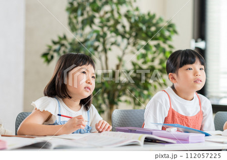 学習塾で勉強をする小学生の男の子と女の子。 学習塾で勉強をする小学生の男の子と女の子。 112057225