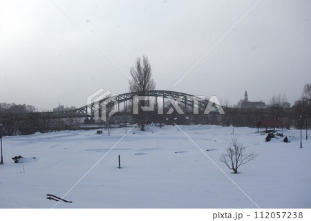 石狩川付近の堤防から映した冬の旭川の旭橋《北海道・旭川》 112057238