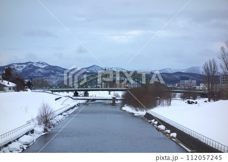 石狩川付近の堤防から映した冬の旭川の旭橋《北海道・旭川》 石狩川付近の堤防から映した冬の旭川の旭橋《北海道・旭川》 112057245