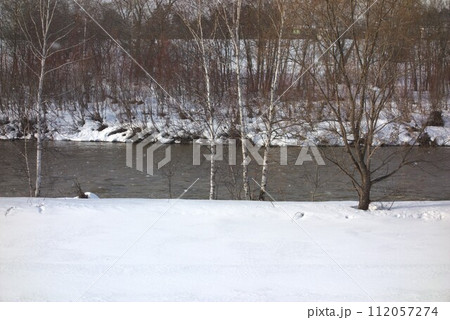 石狩川付近の堤防から映した冬の旭川《北海道・旭川》 石狩川付近の堤防から映した冬の旭川《北海道・旭川》 112057274