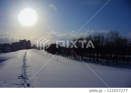 石狩川付近の堤防から映した冬の旭川《北海道・旭川》 112057277