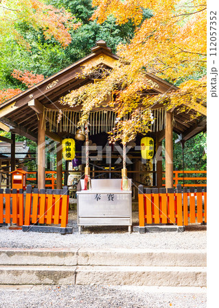 京都市右京区嵯峨野々宮町の野宮神社（縁結びの神様）　拝殿と紅葉 112057352