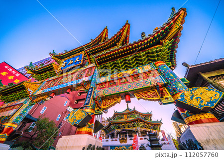 日本の横浜都市景観 横浜中華街・横濱媽祖廟などを望む…希望の時代へ＝2月28日 112057760