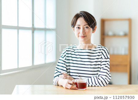 リビングで休憩するミドル女性。 リビングで休憩するミドル女性。 112057930