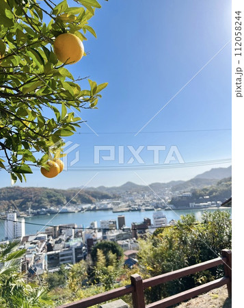 瀬戸内海らしいみかんと尾道の街並み 112058244