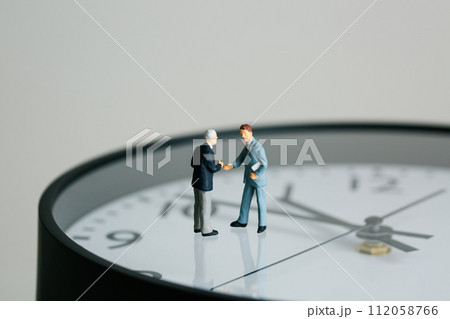 時計の上で交渉するビジネスマンの人形 時計の上で交渉するビジネスマンの人形 112058766