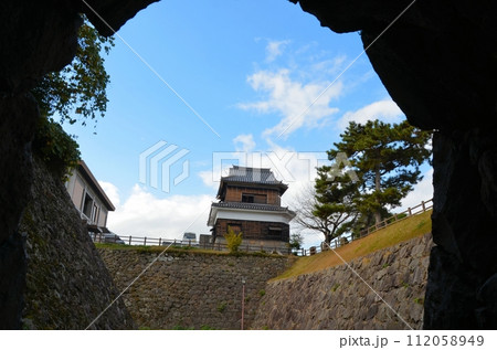 日出城 鬼門櫓と本丸石垣・空堀 112058949