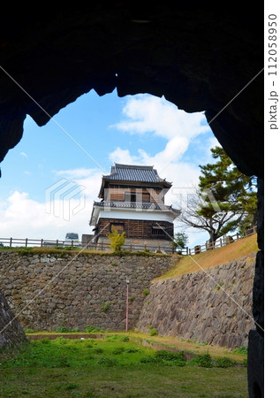 日出城 鬼門櫓と本丸石垣・空堀 112058950
