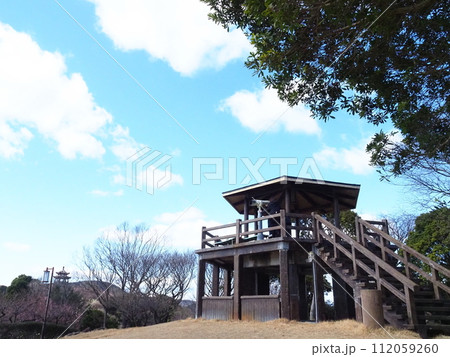 田舎の海が見える公園の展望台 112059260