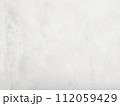 ヒビが入った白壁 112059429