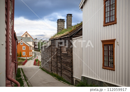 Roros, the street view showcases timber walls, sod roofs, and colorful traditional Norwegian houses 112059917