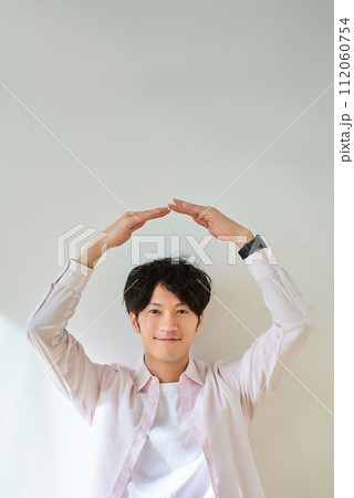 okのハンドサインをする若い男性 112060754