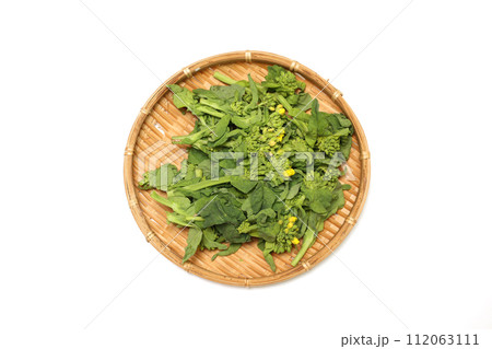 白背景のザルにのせた菜花 112063111