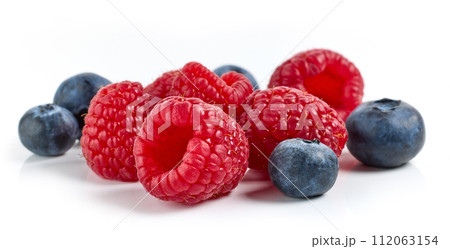 fresh raspberries and blueberries fresh raspberries and blueberries 112063154