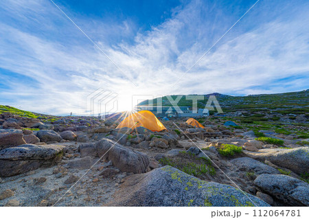 【初夏素材】木曽駒ケ岳のテント場【長野県】 112064781