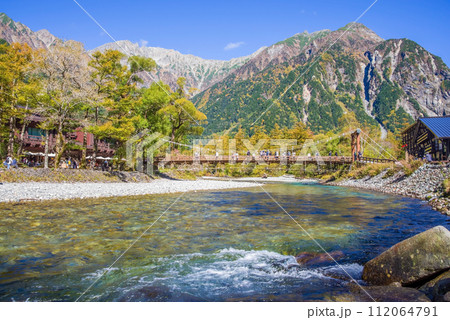 紅葉シーズンの上高地【河童橋周辺の絶景】 紅葉シーズンの上高地【河童橋周辺の絶景】 112064791