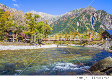 紅葉シーズンの上高地【河童橋周辺の絶景】 紅葉シーズンの上高地【河童橋周辺の絶景】 112064792