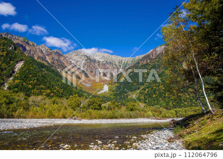 紅葉シーズンの上高地【穂高連峰と梓川】 紅葉シーズンの上高地【穂高連峰と梓川】 112064796