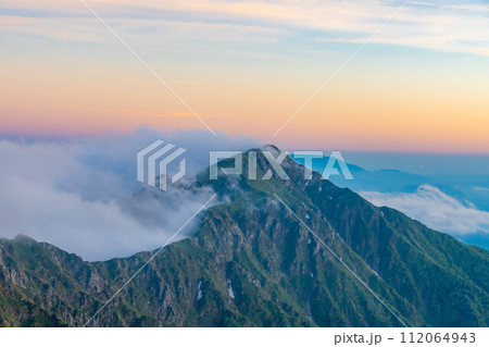 【夕焼け素材】木曽駒ケ岳から見る夕焼けの絶景【長野県】 112064943
