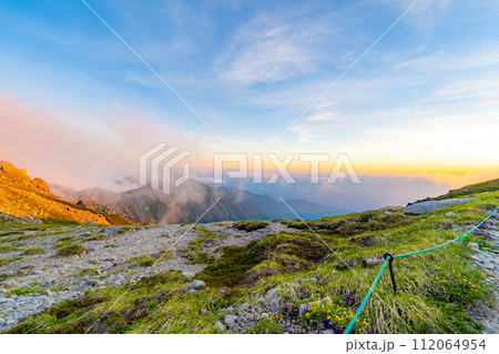 【夕焼け素材】木曽駒ケ岳から見る夕焼けの絶景【長野県】 112064954