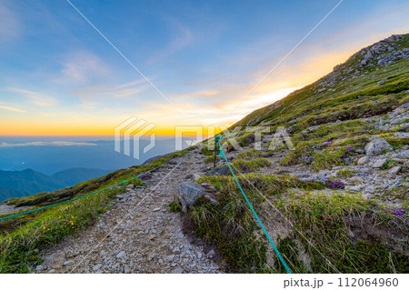 【夕焼け素材】木曽駒ケ岳から見る夕焼けの絶景【長野県】 112064960