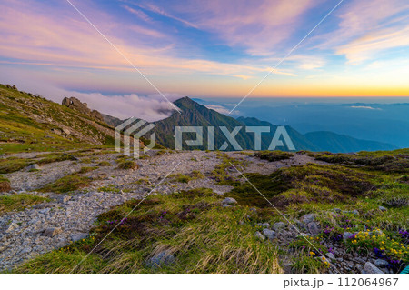 【夕焼け素材】木曽駒ケ岳から見る夕焼けの絶景【長野県】 112064967