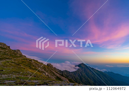 【夕焼け素材】木曽駒ケ岳から見る夕焼けの絶景【長野県】 112064972