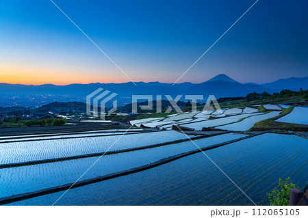 【初夏素材】夜明けの中野の棚田【山梨県】 112065105