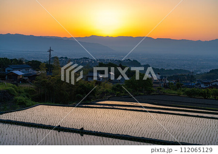 【初夏素材】夜明けの中野の棚田【山梨県】 【初夏素材】夜明けの中野の棚田【山梨県】 112065129