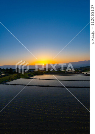 【初夏素材】夜明けの中野の棚田【山梨県】 【初夏素材】夜明けの中野の棚田【山梨県】 112065137