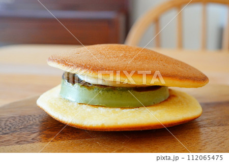 ティータイムに食べた抹茶プリンどら焼き。 ティータイムに食べた抹茶プリンどら焼き。 112065475