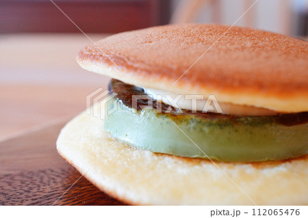 ティータイムに食べた抹茶プリンどら焼き。 ティータイムに食べた抹茶プリンどら焼き。 112065476