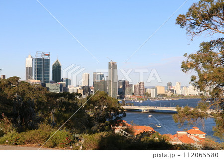 緑豊かなキングスパークから眺めるパース市中心街 112065580