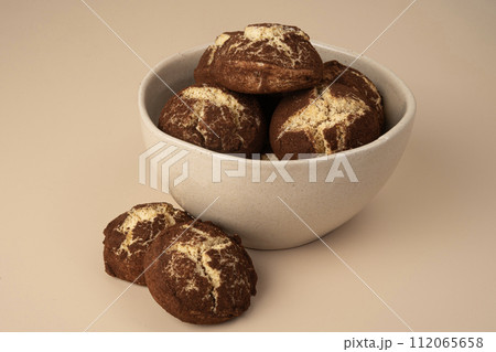 Cinnamon crinkle cookies in a bowl Cinnamon crinkle cookies in a bowl 112065658