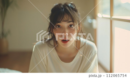 見つめる若い女性 112065754