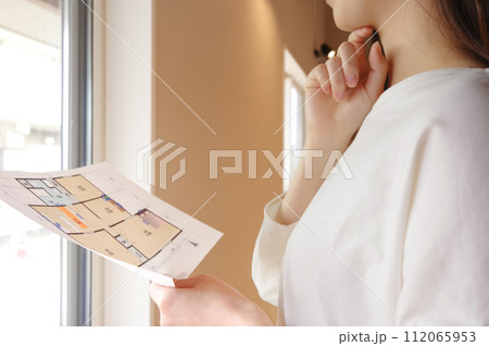 モデルルームの内見をする女性 112065953