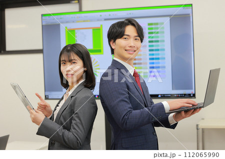 デバイスを操作するにこやかなデザイナー男女_2 112065990