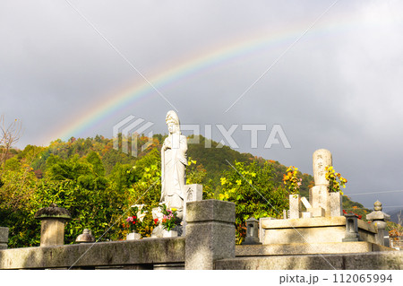 京都市右京区嵯峨野々宮町の六尊坊 觀音雕像と虹 京都市右京区嵯峨野々宮町の六尊坊 觀音雕像と虹 112065994