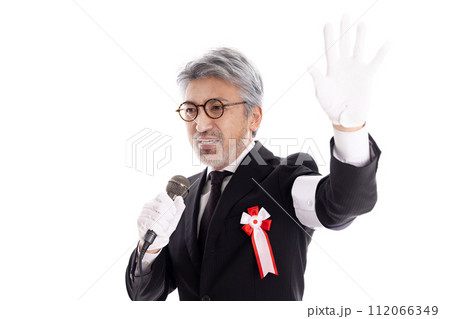 街頭演説するグレイヘアの選挙の立候補者 112066349