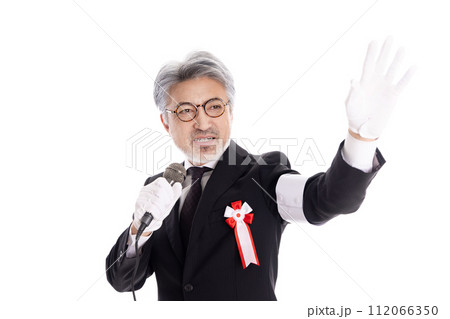 街頭演説するグレイヘアの選挙の立候補者 112066350