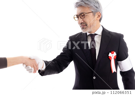 街頭演説するグレイヘアの選挙の立候補者 112066351