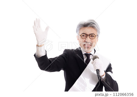 街頭演説するグレイヘアの選挙の立候補者 街頭演説するグレイヘアの選挙の立候補者 112066356
